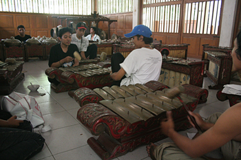 Tocando instrumentos, Instituto de Bellas Artes, Jogyakarta, Ind