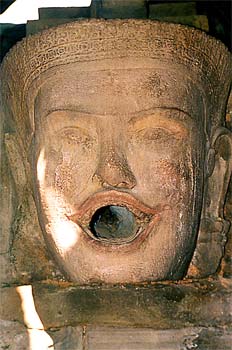 Cabeza de mujer con boca abierta, Angkor, Camboya