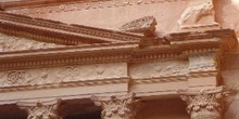 Detalles de la fachada del templo de El Khazneh, Petra, Jordania