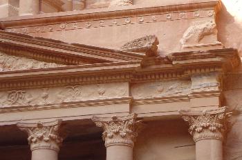 Detalles de la fachada del templo de El Khazneh, Petra, Jordania