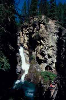 Cascada en las Montañas Rocosas, Canadá