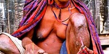 Mujer tejiendo tradicional bolsa de transporte, Irian Jaya, Indo