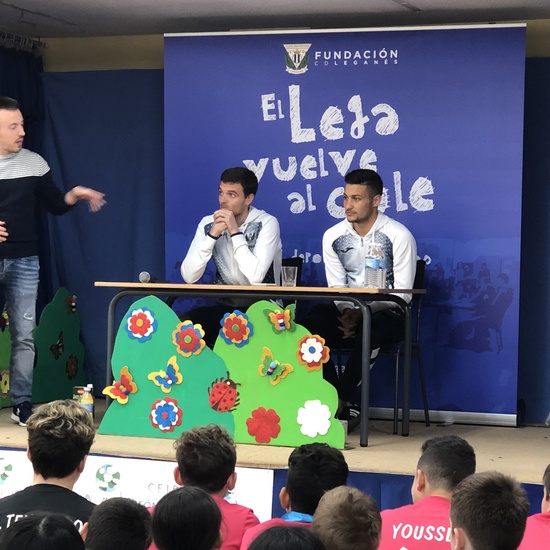 Jugadores del CD Leganés visitan el cole 9