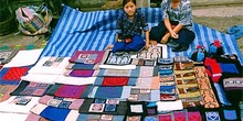 Detalle de productos textiles con diseños lao, Laos