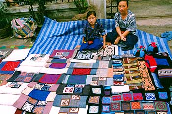 Detalle de productos textiles con diseños lao, Laos
