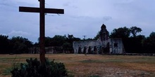 Cruz junto a una antigua iglesia