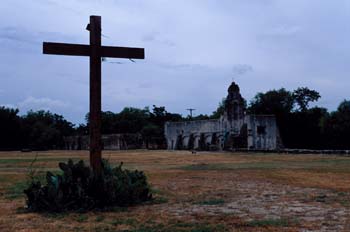 Cruz junto a una antigua iglesia