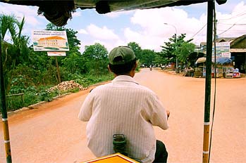 Interior de moto-rickshaw por carreteras camboyanas