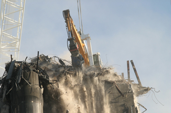 Grúa que ha demolido el edificio Windsor, en acción en la cima d