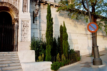 Señal de prohibición de estacionamiento en el lado derecho de la