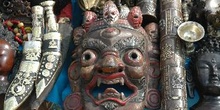 Venta de máscaras y muñecas religiosas, Katmandú, Nepal