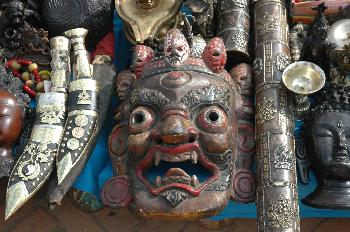 Venta de máscaras y muñecas religiosas, Katmandú, Nepal