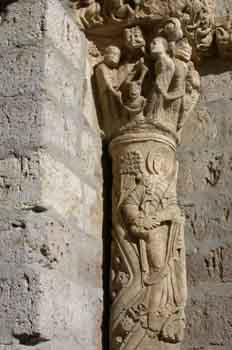 Detalle de una columna exterior de la Iglesia de Santiago, Carri