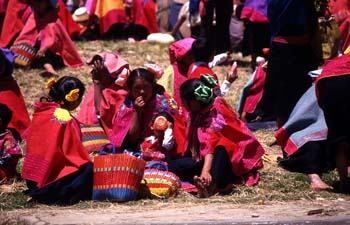 Grupo de jóvenes en las fiestas patronales de San Lorenzo, en Zi