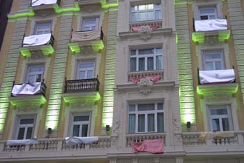 Colgaduras con el emblema oficial de la boda real