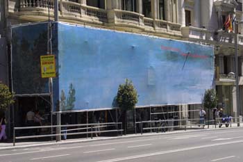 Lonas pintadas que cubren edificios en obras