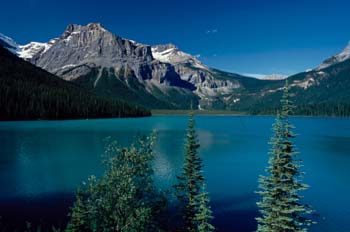 Lago en las Montañas Rocosas