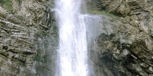 Cascada en el valle de Sorrosal