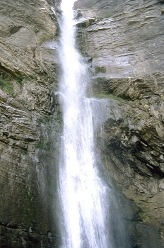 Cascada en el valle de Sorrosal