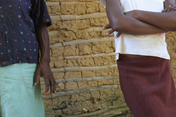 Mujer y niña delante de su casa, Quilombo, Sao Paulo, Brasil