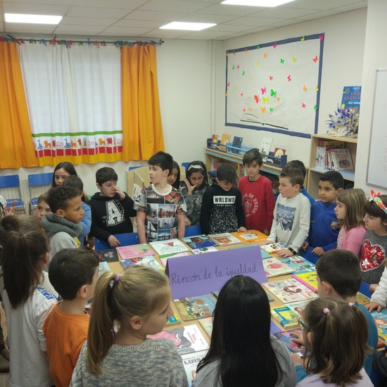 Visitamos la nueva biblioteca del colegio 8
