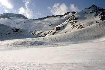 Ladera de nieve primavera